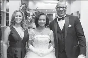  ??  ?? Miss Pi Lambda Kennedy Richardson with her parents, Patricia and Christophe­r Baker