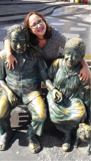  ??  ?? Rose Mary com as famosas estátuas dos escritores Jorge Amado e a sua esposa
Zélia Gatai, ambos baianos. Eles moravam perto dessa Praça localizada no bairro do
Rio Vermelho, em Salvador (BA), local de encontro de grandes artistas nativos e
pessoas do mundo todo.