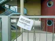  ??  ?? Via Roen Il cartello appeso all’ingresso della scuola