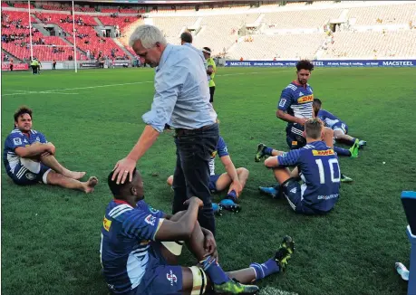  ?? Picture: DERYCK FOSTER, BACKPAGEPI­X ?? IT’S GOING TO BE A GOOD FLIGHT HOME! Stormers coach Robbie Fleck says ‘well done’ to Sikhumbuzo Notshe Super Rugby after the six-try win over the Kings.