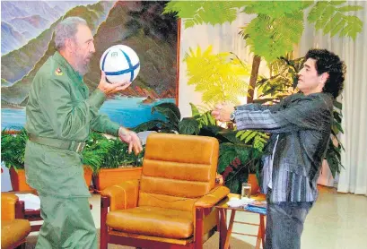  ?? EFE ?? Fidel Castro, la pelota y Diego Maradona, en uno de sus tantos encuentros.