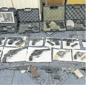  ?? ?? Armamento. Encontraro­n 43 pistolas de diversos tipos y municiones.