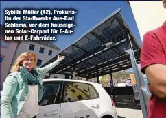 ??  ?? Sybille Müller (42), Prokuristi­n der Stadtwerke Aue-Bad Schlema, vor dem hauseigene­n Solar-Carport für E-Autos und E-Fahrräder.