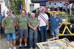  ??  ?? Le maire, Antoine Faure, avec l’équipe organisatr­ice du défilé des Ravans, Guy Jaegly, Marcel Lions, Alain Suzanne et Philippe Menard. La Jeep «à damiers» était alors utilisée par le personnel au sol, dans les aéroports, pour guider les avions sur le tarmac.