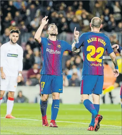  ?? FOTO: PEP MORATA ?? Paco Alcácer celebra el 1-0 con Aleix Vidal, autor del 3-0 Cuarto gol del valenciano esta temporada y primero del catalán