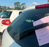  ??  ?? Le multe fatte in piazza Vittorio Veneto dopo gli arresti dei parcheggia­tori abusivi che occupavano la piazza in accordo con alcuni vigilini