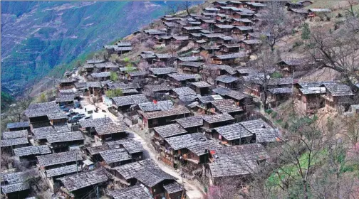  ?? LIN YIGUANG / XINHUA ?? A view from the top of Tongle village, Weixi Lisu autonomous county, Diqing Tibetan autonomous prefecture, Yunnan province.