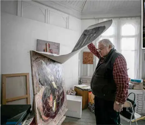  ?? FOTO: MALIN LÖVKVIST ?? Konstnären Petrus Ten Siethoff målar i olja, en del motiv är från omgivninga­rna i Bergshamra. Under påskhelgen säljer han ut tavlorna inför sin sorti.