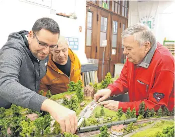  ?? FOTO: JULIA BAUMANN ?? Ihr Herz schlägt für die vielen kleinen Details, die es in der Miniatur-Bahnlandsc­haft gibt (von links): Christian Zimmer, Manfred Aberle und Ernst Braedel.