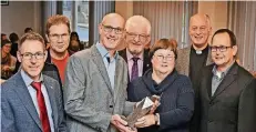  ?? RP-FOTO: MVO ?? Willi van Beek, Heinz Kost, der erste Brudermeis­ter Ludger Thissen, Karl-Heinz Gebauer, Karin Wilhelm, Pastor Terlinde und Jörg Simmons.