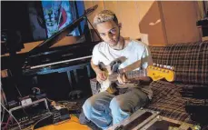  ?? FOTO: SVEN HOPPE/DPA ?? Malik Harris in einem Tonstudio: Der Sänger wird Deutschlan­d mit dem Song „Rockstars“beim Eurovision Song Contest vertreten.