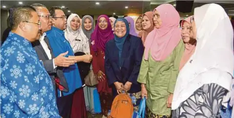  ??  ?? ABDUL Fattah (tiga kiri) beramah mesra bersama pengetua yang hadir selepas merasmikan Program Dialog Pengetua-Pengetua Negeri Koperasi Sekolah 2019 di Hotel Aliya, Klang.