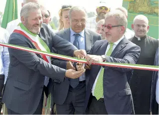  ??  ?? Inaugurazi­one Il presidente della Lombardia Roberto Maroni al taglio del nastro delle bretelle che servono la Brebemi