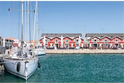  ?? FOTO: GETTY IMAGES/MARC LECHANTEUR ?? Blick in den Hafen: Heute besitzt die 8000-Einwohner-stadt den größten Fischereih­afen des Landes.