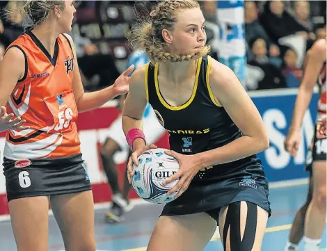  ?? Picture: KEVIN SAWYER ?? COHESIVE UNIT: SPAR Madibaz captain Jeanie Steyn has led from the front during their Varsity Netball campaign this season