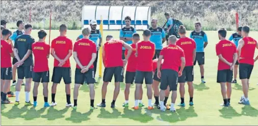  ??  ?? VUELTA AL TRABAJO. El técnico Bordalás dio una charla a la plantilla azulona en el regreso a los entrenamie­ntos.