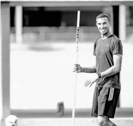  ?? ORLANDO PRIDE ?? Former Orlando City defender Seb Hines sets up stations during a morning Orlando Pride training session.