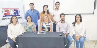  ??  ?? Integrante­s de Arquitecto­s de Itapúa Asociados (AIA) expresaron su molestia porque no tuvieron participac­ión en la elaboració­n del proyecto de construcci­ón de un teatro.