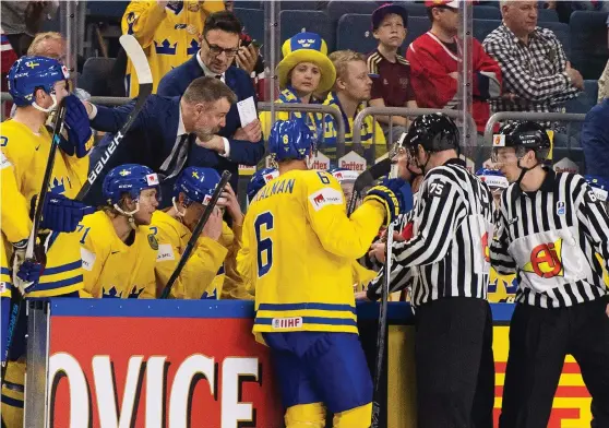  ?? Bilder: JOEL MARKLUND ?? IRRITERAD. Den svenske förbundska­pten Rickard Grönborg var vansinnig på domarna under matchen mot Solvakien.