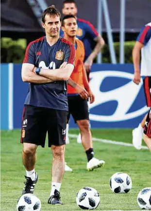  ??  ?? Letzte Trainingse­inheit in Krasnodar: Nach dem Bekanntwer­den seines Wechsels zu Real Madrid war Julen Lopetegui nicht mehr Spaniens Nationaltr­ainer. Foto: imago