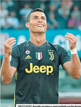  ??  ?? ORGULHOSO. Ronaldo agradece a oportunida­de que lhe deram