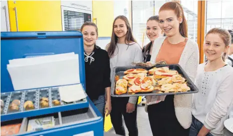  ?? FOTO: VOLKER STROHMAIER ?? Sie bekochen Mitschüler: Neuntkläss­lerinnen des Laupheimer Schulunter­nehmens „Uncle Carl’s“.