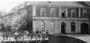  ?? ?? Eines der bedeutends­ten Etablissem­ents in Grevenbroi­ch: das „Hotel Hardy“um etwa 1894. Dort befinden sich heute Deutsche Bank und Christuski­rche.