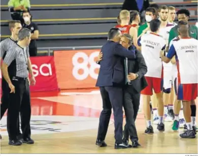  ?? ACB PHOTO ?? Casimiro se abraza con Pedro Martínez tras el partido.