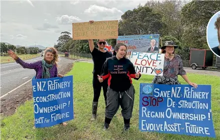  ?? DENISE PIPER/STUFF ?? The peaceful Dig In At Marsden protesters want the deconstruc­tion of the refinery stopped and the asset kept for New Zealand’s future.