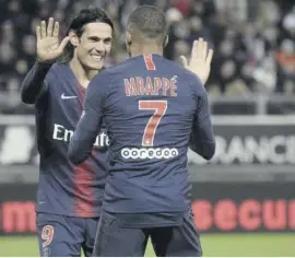  ?? (Photo: AFP) ?? Paris Saint-germain forward Kylian Mbappe (right) is congratula­ted by teammate forward Edinson Cavani after scoring during the French L1 football match against Amiens at Licorne Stadium yesterday.