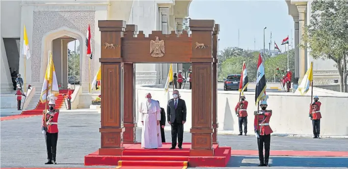  ?? ANSA ?? Honores. El papa Francisco, durante la recepción por parte del gobierno iraquí ayer en Bagdad en el palacio presidenci­al. Lo acompaña el presidente del país, Barham Salih .