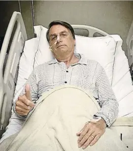  ?? @JAIRBOLSON­ARO VIA TWITTER / REUTERS ?? Jair Bolsonaro ha compartit una imatge des de l’hospital
