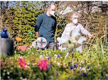  ?? RP-FOTO: ANNE ORTHEN ?? Pfleger Martin Schepers und Bewohnerin Waltraud Gielissen im Garten des DRK-Zentrums in Wersten. Hier hatten sich im Dezember und Januar etliche Bewohner mit dem Coronaviru­s infiziert.