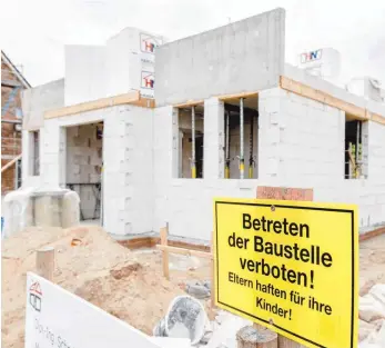  ?? FOTO: MARKUS SCHOLZ/DPA ?? Ein Warnschild gehört auf jede Baustelle, Unfälle sind aber nicht immer zu verhindern.