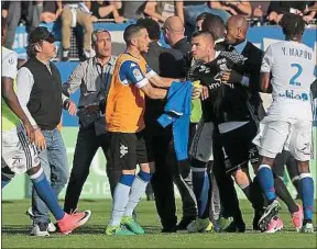  ??  ?? ##JEV#171-75-http://www.20minutes.fr/tv/afp-actus/273749-f##JEV# Anthony Lopes et les Lyonnais ont été pris à partie par les fans de Bastia.