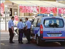  ?? Foto Rtr ?? Politie voor het Carltonhot­el, waar de roof plaatsvond.