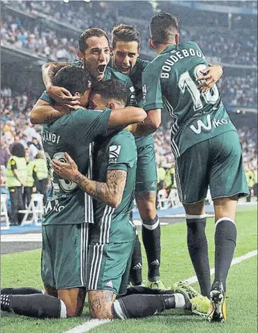  ??  ?? El Betis realizó un buen encuentro en el Bernabéu y se acabó llevando la victoria en la prolongaci­ón. Algo que los madridista­s, empezando por los jugadores, no se acababan de creer