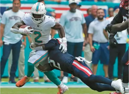  ?? JOHN MCCALL/SOUTH FLORIDA SUN SENTINEL ?? Miami Dolphins running back Chase Edmonds rushes against the New England Patriots during the first half at Hard Rock Stadium on Sept. 11 in Miami Gardens.