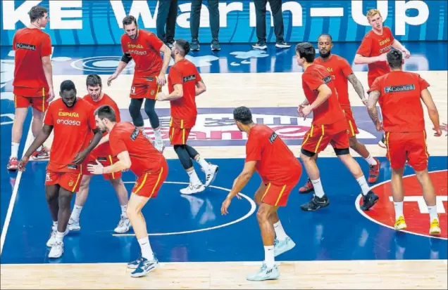  ?? ?? Los jugadores de la Selección española calientan sobre el parqué del Mercedes-Benz Arena de Berlín antes de la semifinal del Eurobasket contra Alemania.