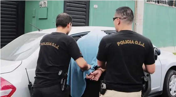  ?? ALONSO TENORIO ?? Agentes judiciales aprehendie­ron al exgerente de la empresa, de apellidos Soto Bolaños, en su casa, en Granadilla de Curridabat.