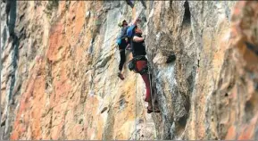  ?? TANG RONGGUI / XINHUA ?? Climbers scale a cliff in Yangshuo, Guangxi Zhuang autonomous region.