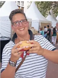  ??  ?? Ariane Bensmann hat sich auf der Kö für ein Brötchen mit Flanksteak entschiede­n.