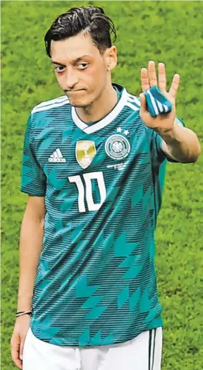  ?? BILD: SN/AFP ?? Bei der WM in Russland gegen Südkorea war Mesut Özil das letzte Mal für die deutsche Nationalma­nnschaft im Einsatz.