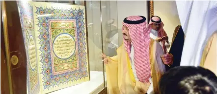  ??  ?? Riyadh Gov. Prince Faisal bin Bandar observes the unique manuscript­s and printed versions of the Holy Qur’an, at the inaugurati­on ceremony of Al-Faisal Museum for Arab-Islamic Art on Friday. (SPA)