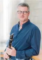 ?? Foto: Frank Schmitt ?? Feiert musikalisc­h das 35-jährige Bestehen seiner Meisterwer­kstätte: der Klarinetti­st Wolfgang Mack.