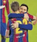  ??  ?? Messi abraza a De Jong.