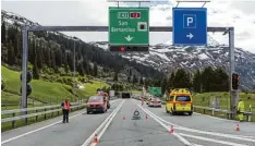  ??  ?? Rettungskr­äfte sperren den San Bernardino Tunnel ab, während der in Brand gera tene Bus gelöscht und geborgen wird.