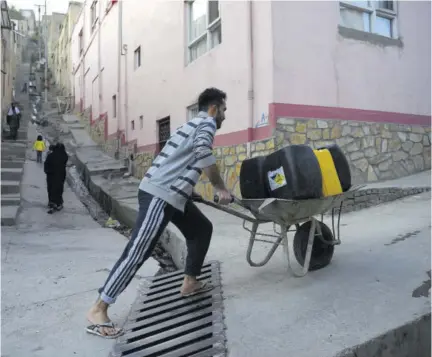  ?? (Photo: AFP) ?? KABUL, Afganistan — an Afghan man pushing a wheelbarro­w loaded with containers of water to his home in Kabul.