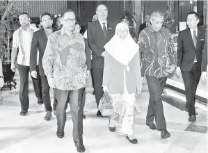  ??  ?? ANWAR (tiga, kiri) dan Azizah ketika tiba untuk mengadakan perjumpaan tertutup bersama Perdana Menteri Singapura Lee Hsien Loong pada Jumaat.