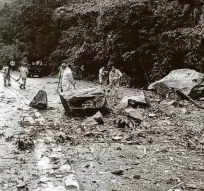  ?? Secretaria de Transporte­s/divulgação ?? Operários do DER fazem remoção de pedras que caíram na rodovia Mogi-bertioga; não houve feridos